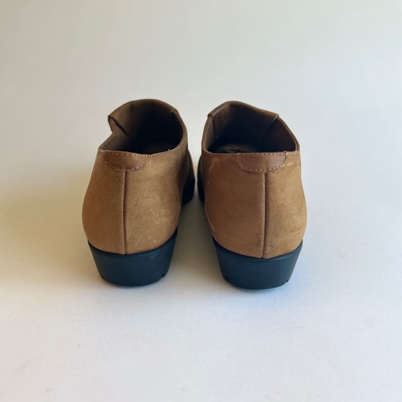Clark’s Tan Genuine Leather Rubber Outsole Loafers size 9 - Picture 11 of 15